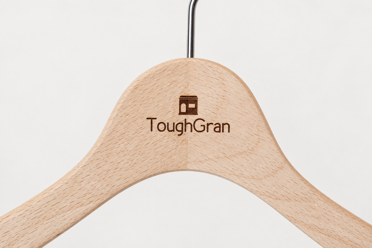 木製ハンガーに入れたToughGranロゴの接写